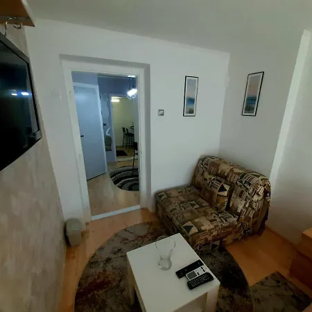 Aska Apartment *
